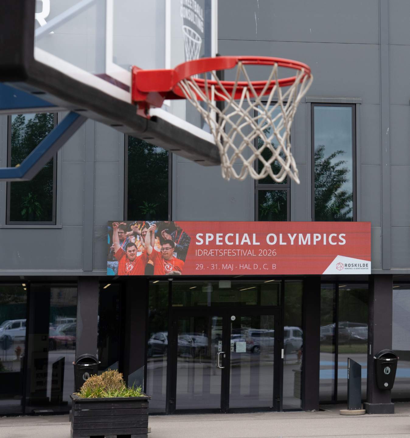 Basketkurv foran indgangen med banner for Special Olympics Idrætsfestival 2026