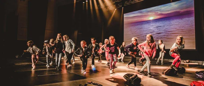 Vejlebo Dance Studio Aflutningsshow 1432 X 608 Px