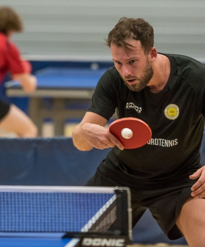 Bordtennisspiller gør klar til at returnere bolden under Bordtennisfestival 2025 i Roskilde Kongres- og Idrætscenter.