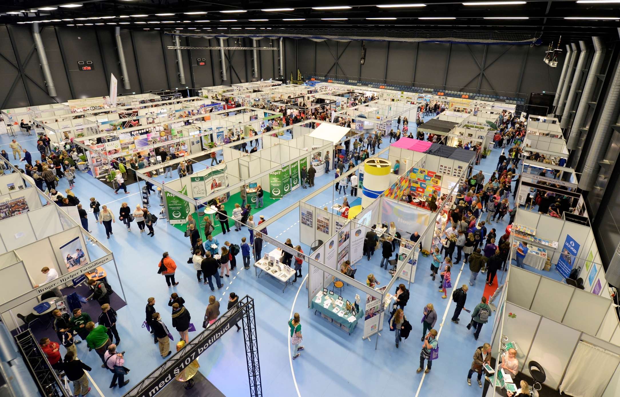Fagmesse i Roskilde Kongres- og Idrætscenter Fagmesse i Roskilde Kongres- og Idrætscenter med mange udstillingsstande og besøgende i den store messehal.