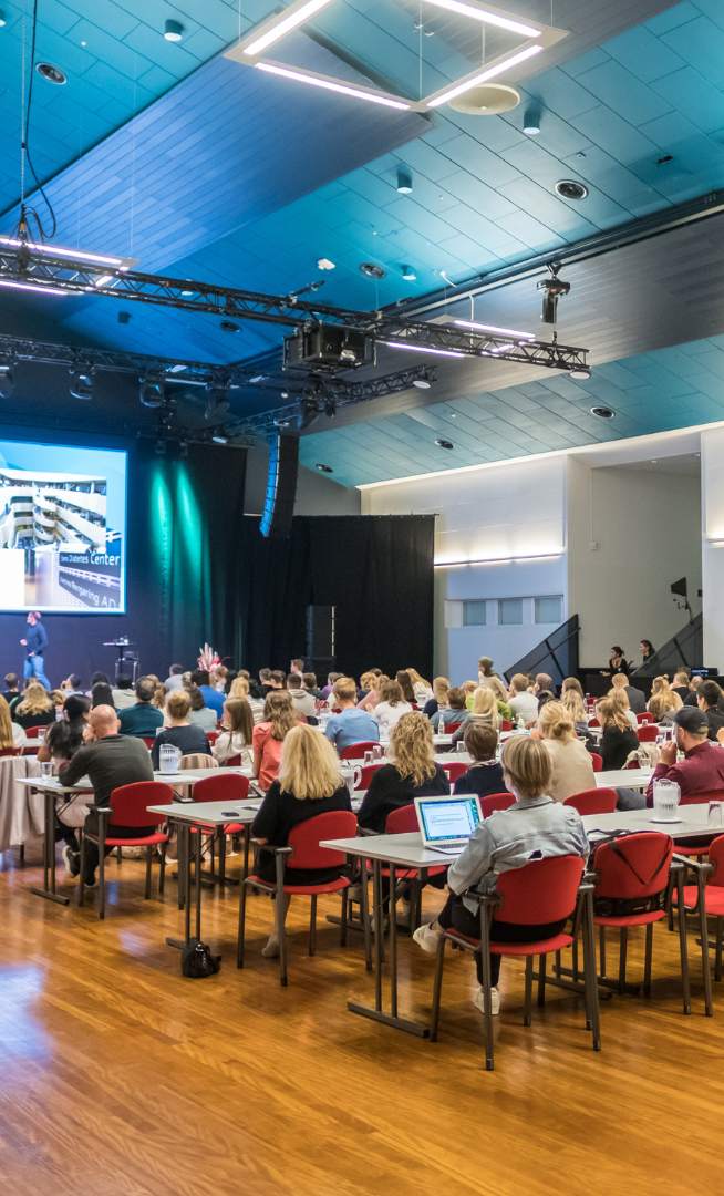 Skolebordsopstilling Med Deltagere I Sal A