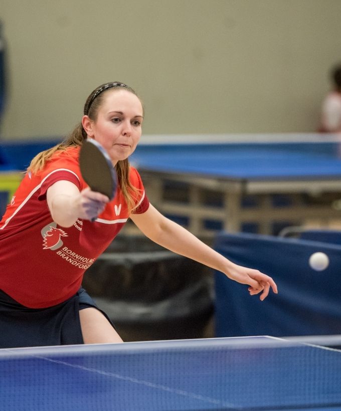 Bordtennisspiller returnerer bolden under en kamp ved Bordtennisfestival 2025 i Roskilde Kongres- og Idrætscenter.