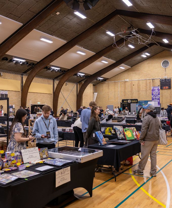 Besøgende og udstillere med samlekort og merchandise under Nordic Card Show i Hal B i Roskilde Kongres- og Idrætscenter