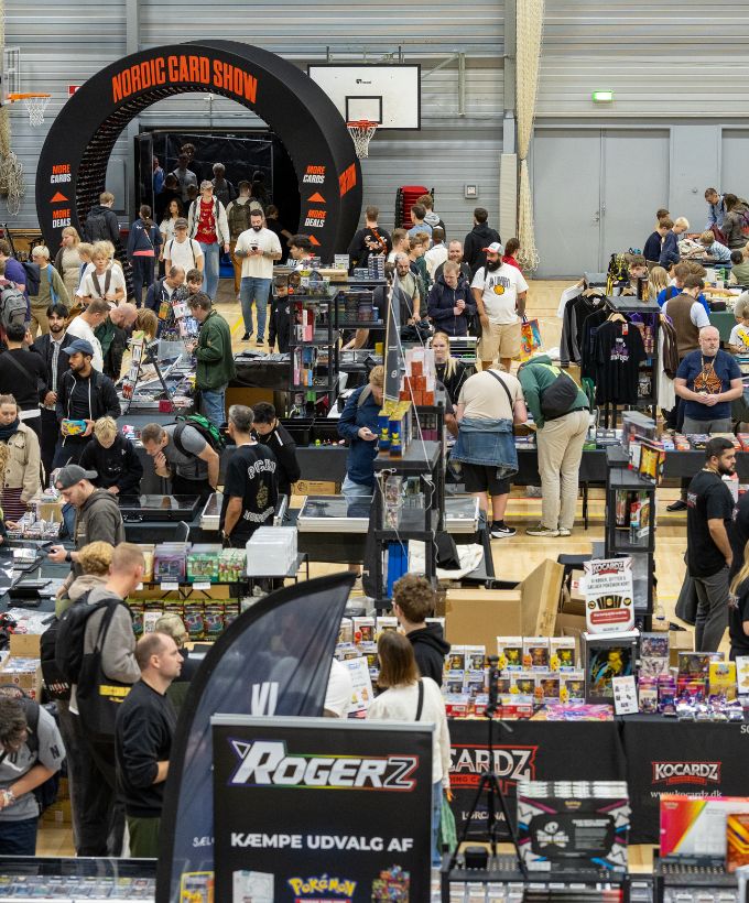 Besøgende og udstillere blandt stande med samlekort og merchandise under Nordic Card Show i Hal C i Roskilde Kongres- og Idrætscenter.