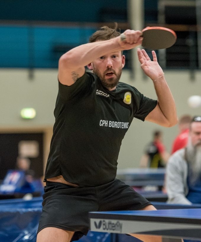 Bordtennisspiller i bevægelse under en kamp ved Bordtennisfestival 2025 i Roskilde Kongres- og Idrætscenter.