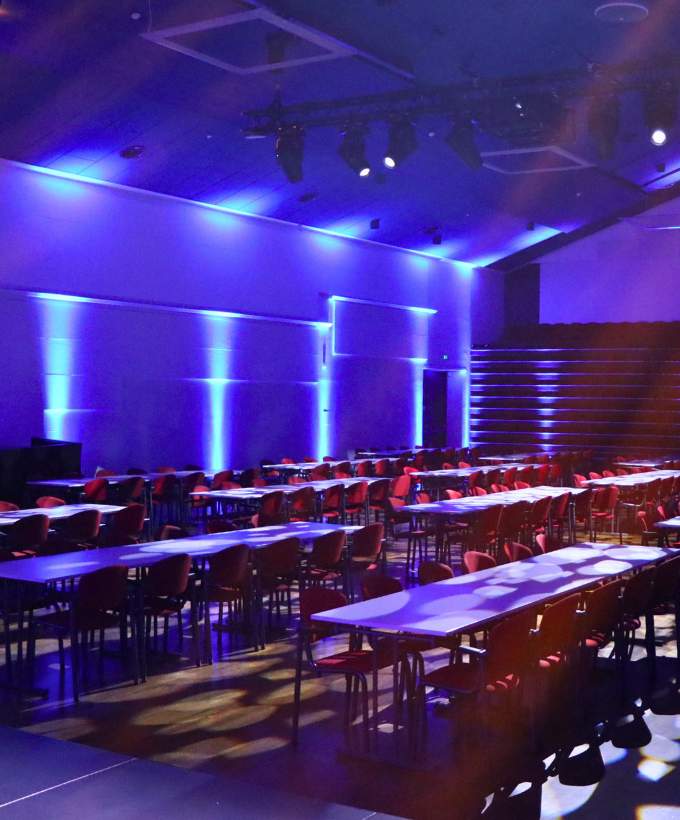 Langborde oplyst i dramatisk blåt lys i Sal A1