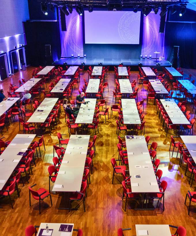 Langborde og oplyst scene klar til brug i Sal A1