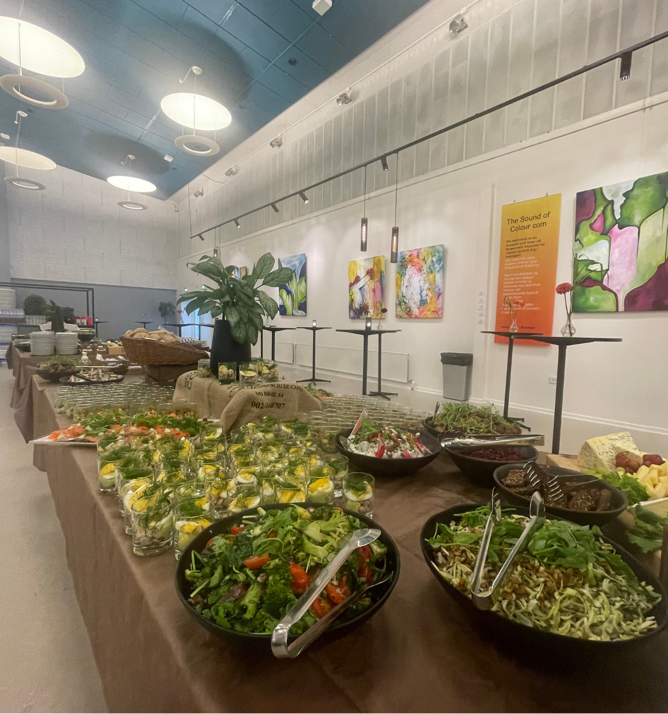 Frokostbuffet med salater, grønt, brød og kolde anretninger serveret i Roskilde Kongres- og Idrætscenter. 