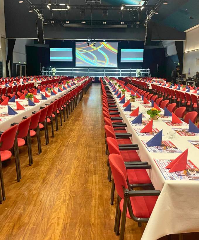 Festlig opdækning med lange borde i Sal 1