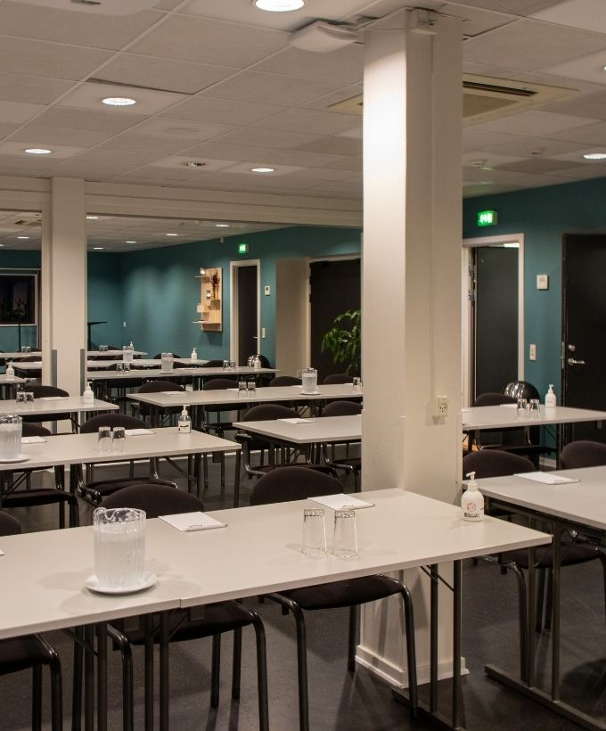 Skolebordsopstilling i mødelokale Maglekilde Skolebordsopstilling i mødelokale Maglekilde