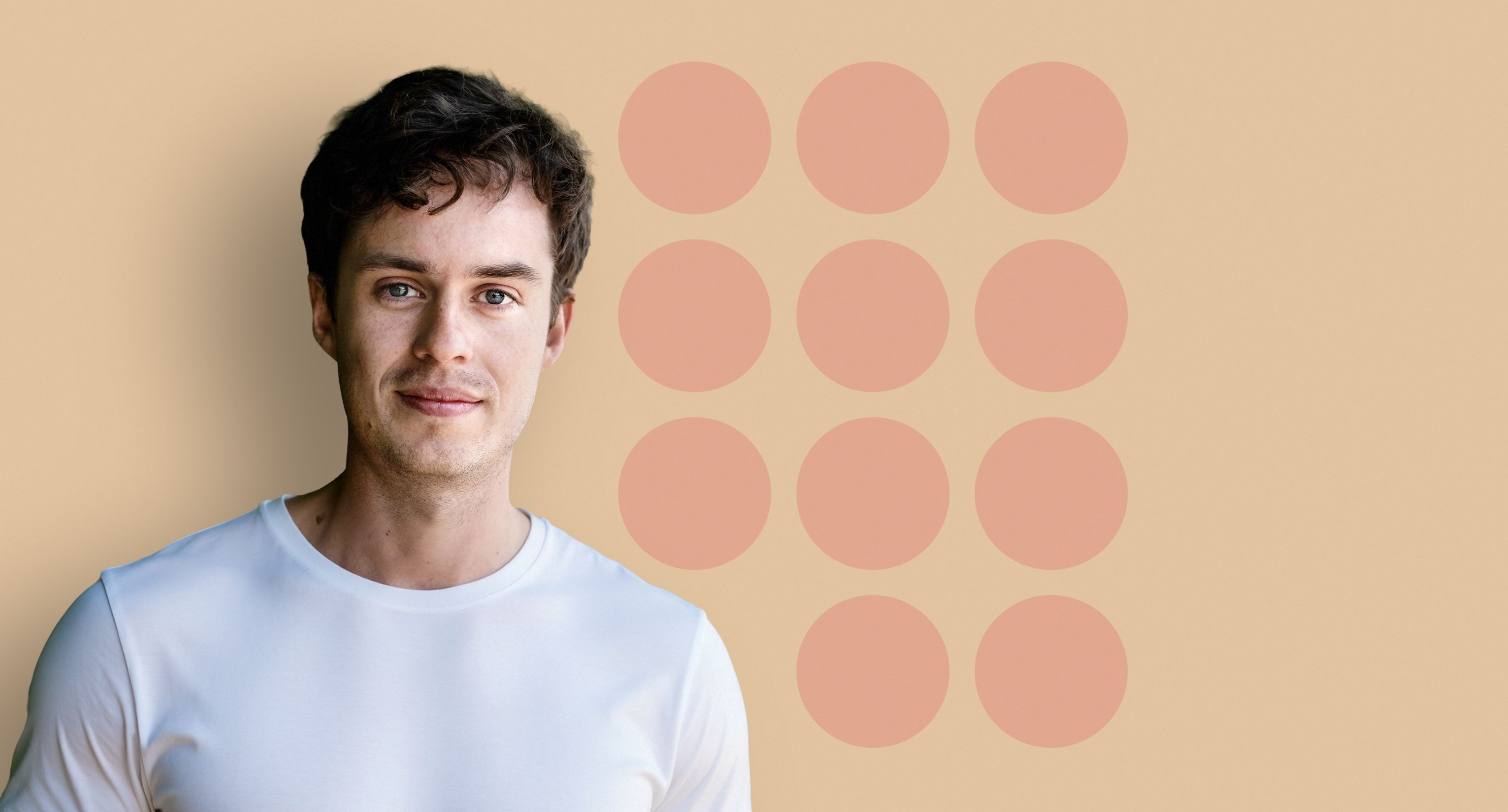 Nicklas Brendborg på beige baggrund med røde og lyserøde cirkler samt teksten ”De elleve – foredrag med Nicklas Brendborg”.
