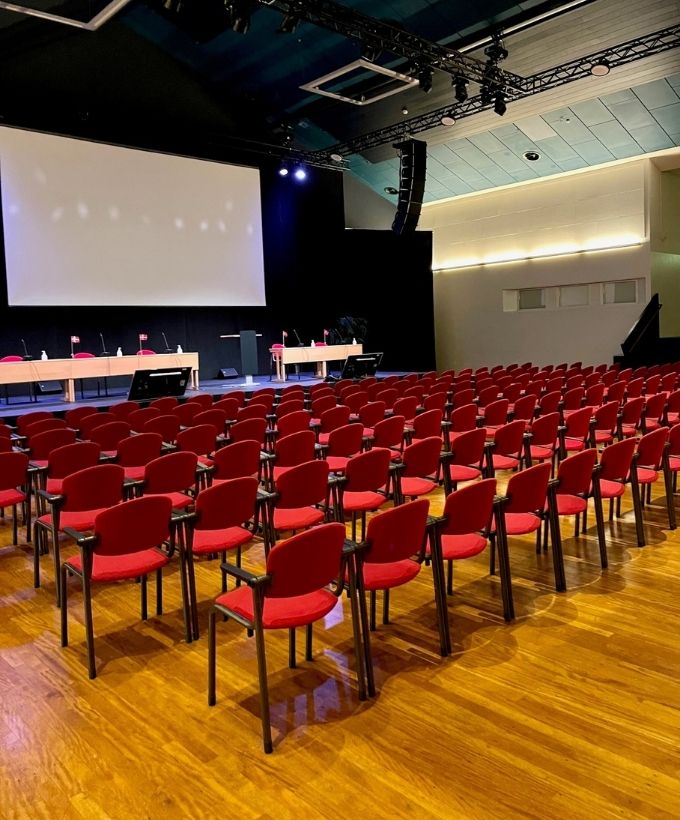Sal A1, biografopstilling, møder og konferencer Sal A1, biografopstilling, møder og konferencer
