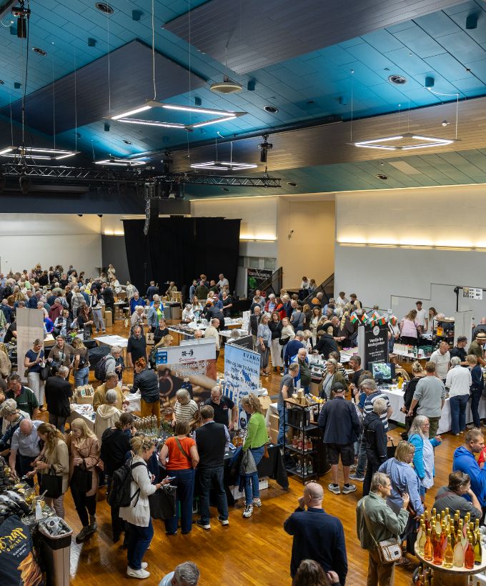 Besøgende og udstillere samlet til Gourmet Festival i Sal A i Roskilde Kongres- og Idrætscenter.