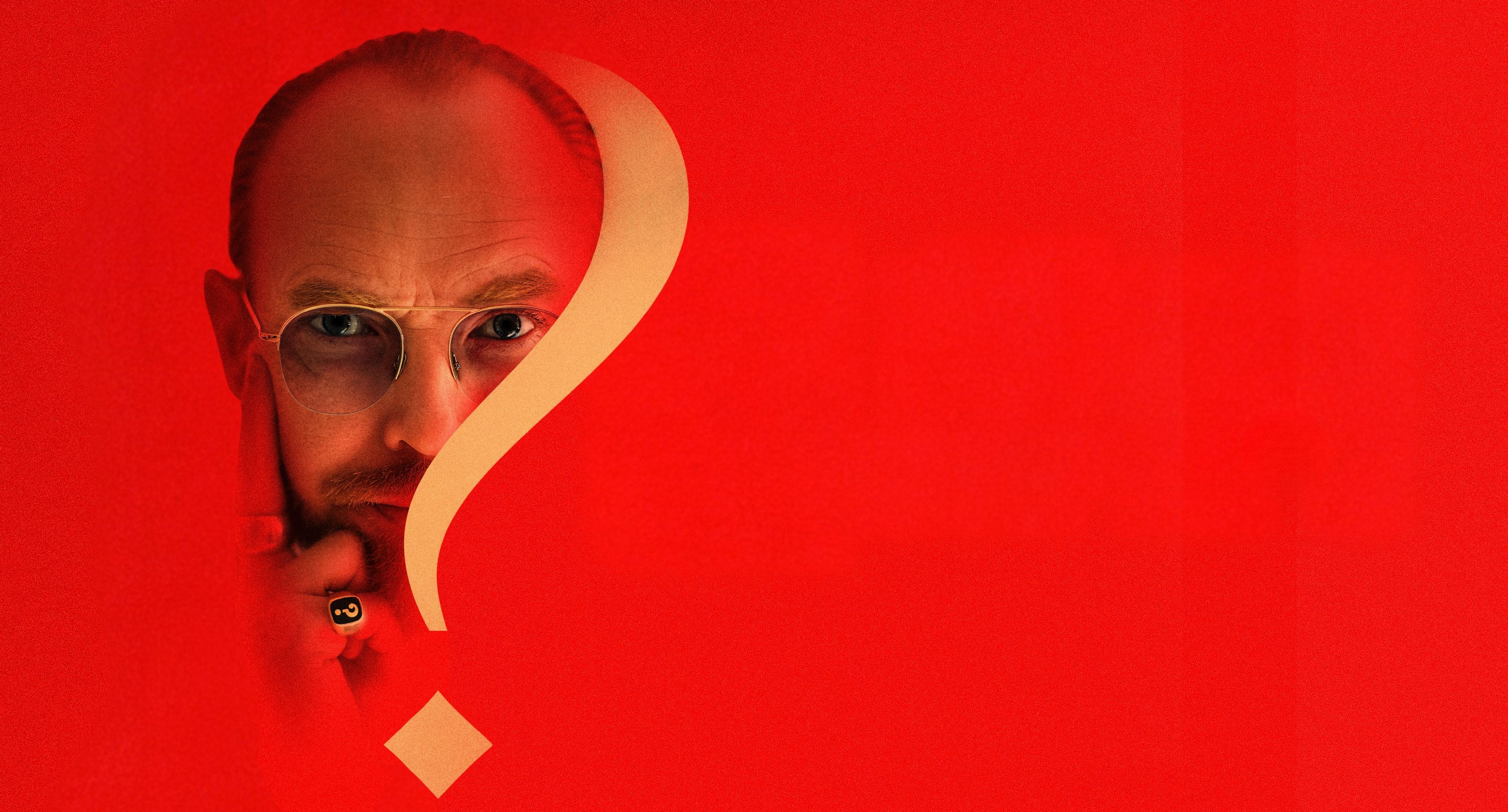 Jan Hellesøe på rød turnéplakat for liveshowet ”Hvem er du?”