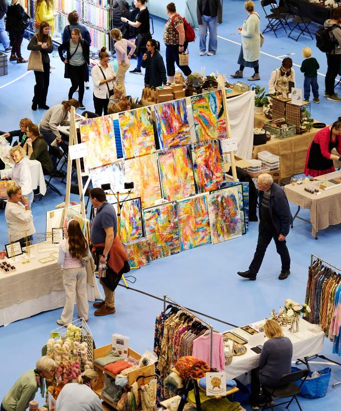 KREA-messe 2025 i Roskilde Kongres- og Idrætscenter – Messefaciliteter på Sjælland KREA-messe i Roskilde Kongres- og Idrætscenter på Sjælland med kreative stande, kunst, håndværk og besøgende i messehallen.