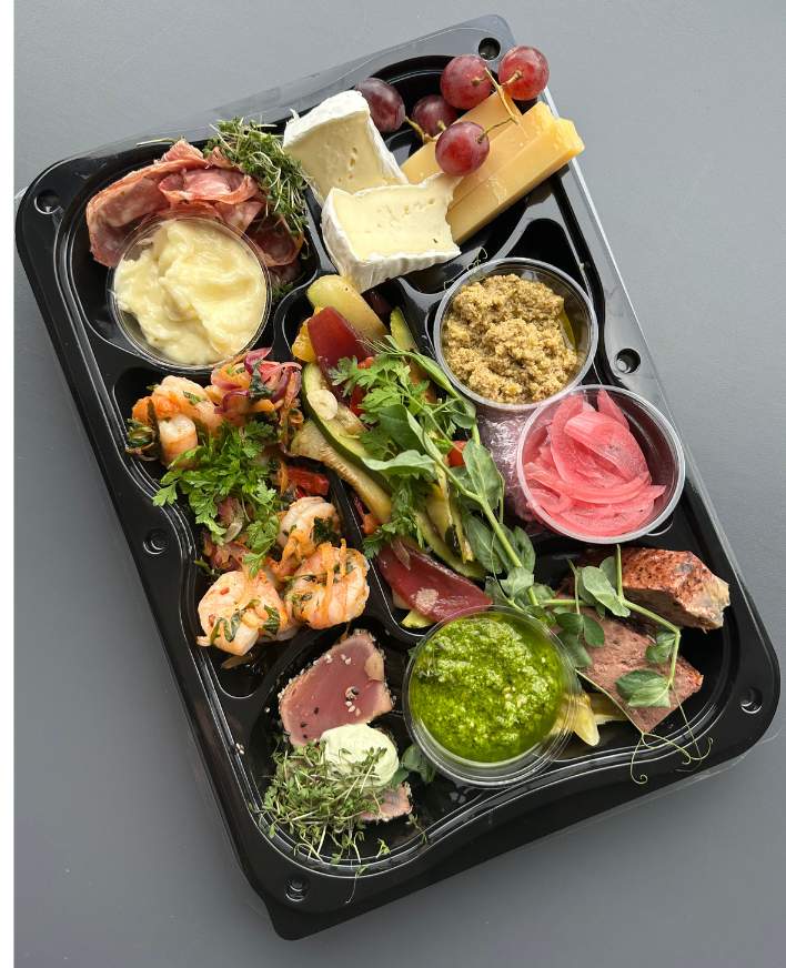Begynd aftenen med et lækkert tapasbræt for to hos Café Gro Tapas for to – en smagfuld start på aftenen. Vi serverer 5 nøje udvalgte delikatesser, ledsaget af et glas vin eller øl til hver.