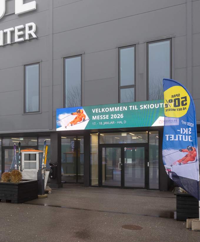 Indgangen til Hal D med banner for en skioutletmesse.