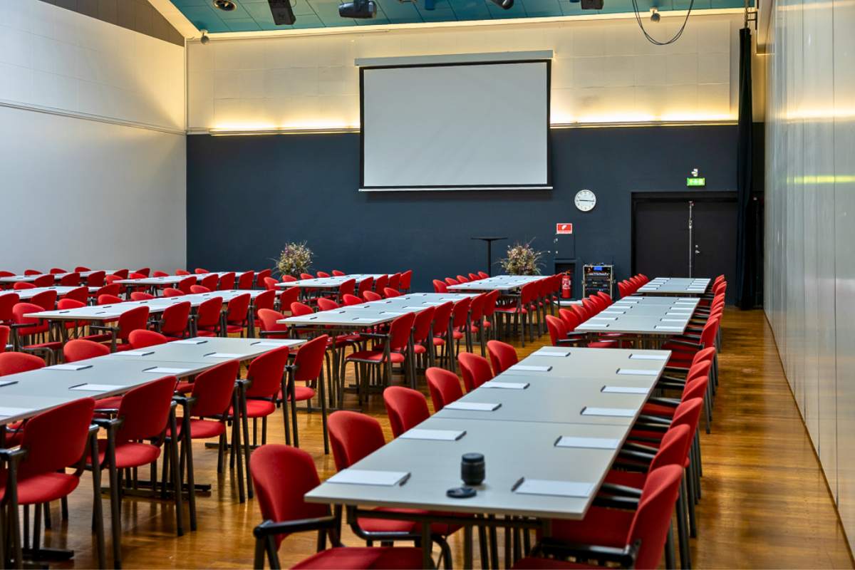 Sal A2 indrettet med gruppeborde til workshops og gruppearbejde