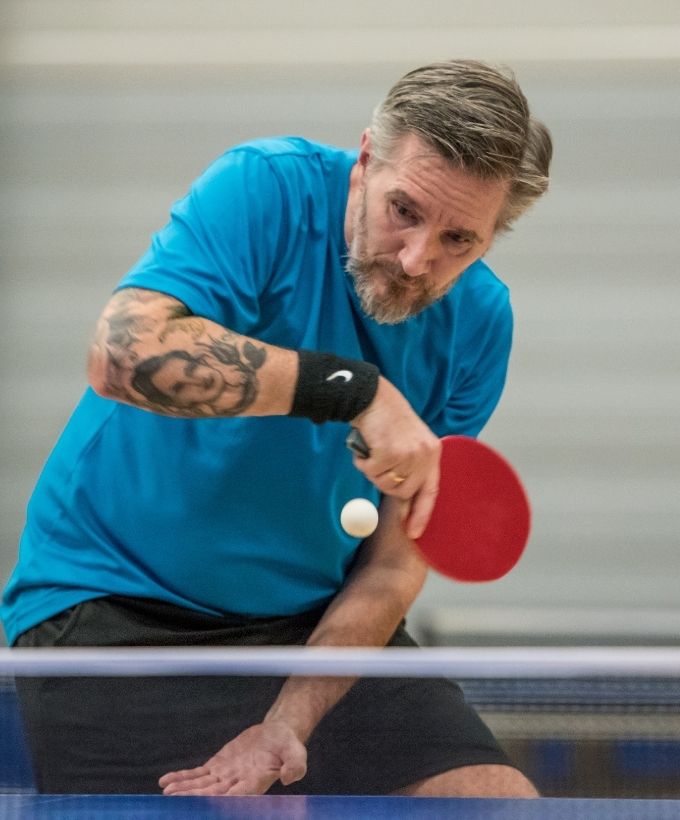Bordtennisspiller rammer bolden tæt ved nettet under Bordtennisfestival 2025 i Roskilde Kongres- og Idrætscenter.
