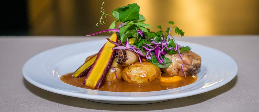 Sprød Kylling Confit Med Variation Af Danske Økologiske Gulerødder Med Estragon, Danske Kartofler & Skysauce