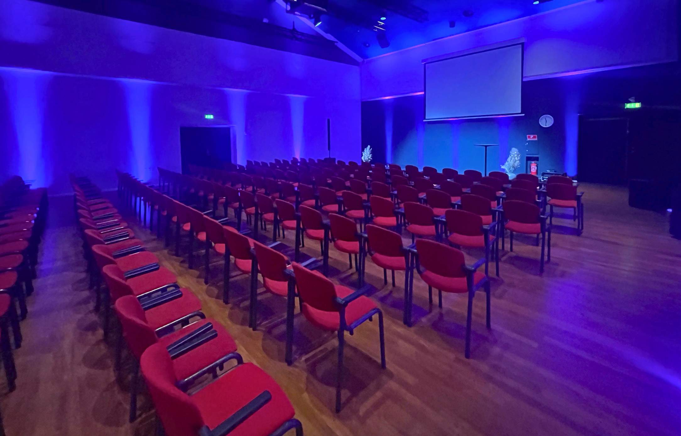 Biografopstilling i Sal A2 med dramatisk blåt lys