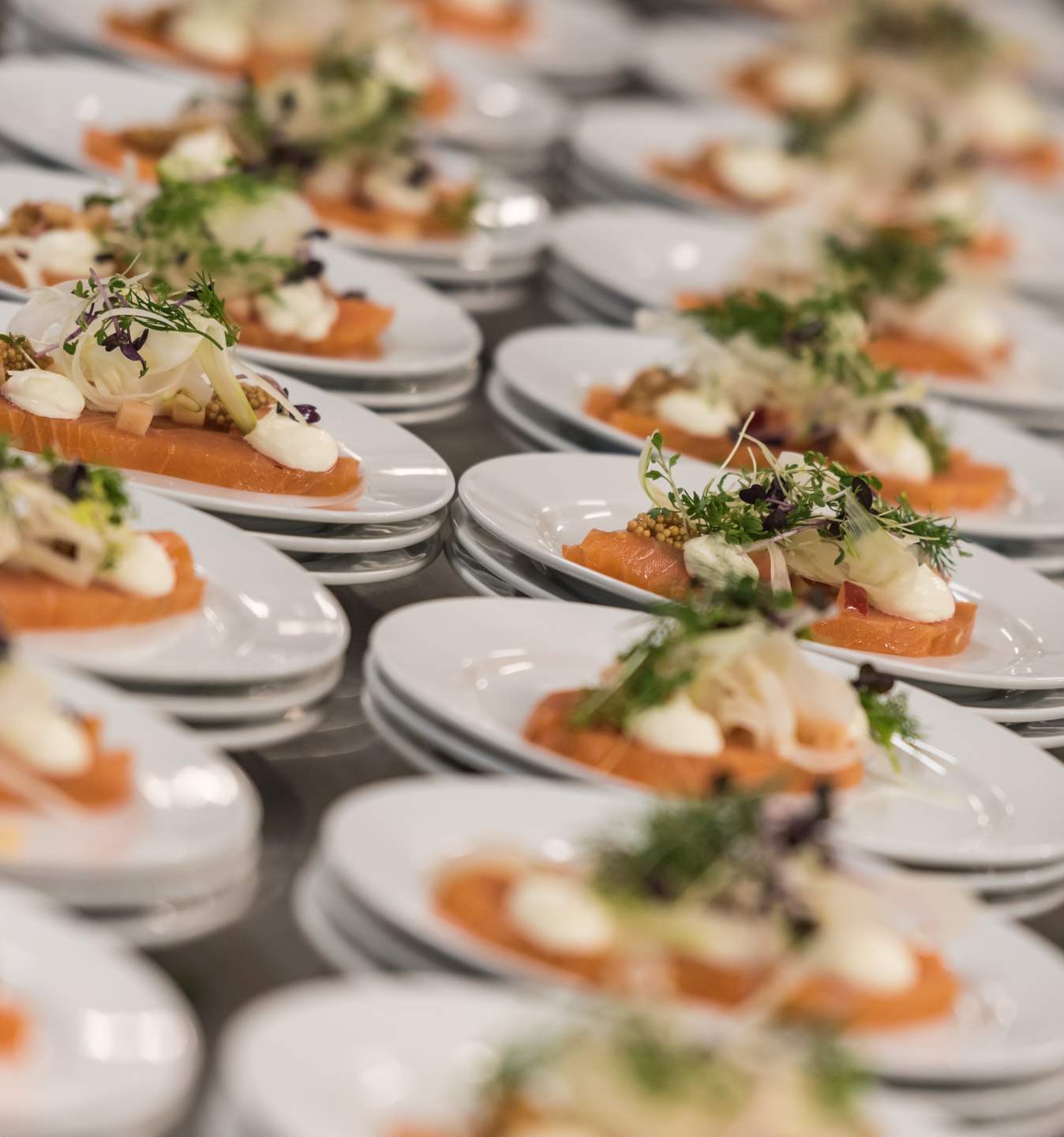 Røget Laks Med Dansk Rygeostcreme, Syltede Danske Æbler, Sennepskorn & Maltknæk (3) Røget Laks Med Dansk Rygeostcreme, Syltede Danske Æbler, Sennepskorn & Maltknæk (3)