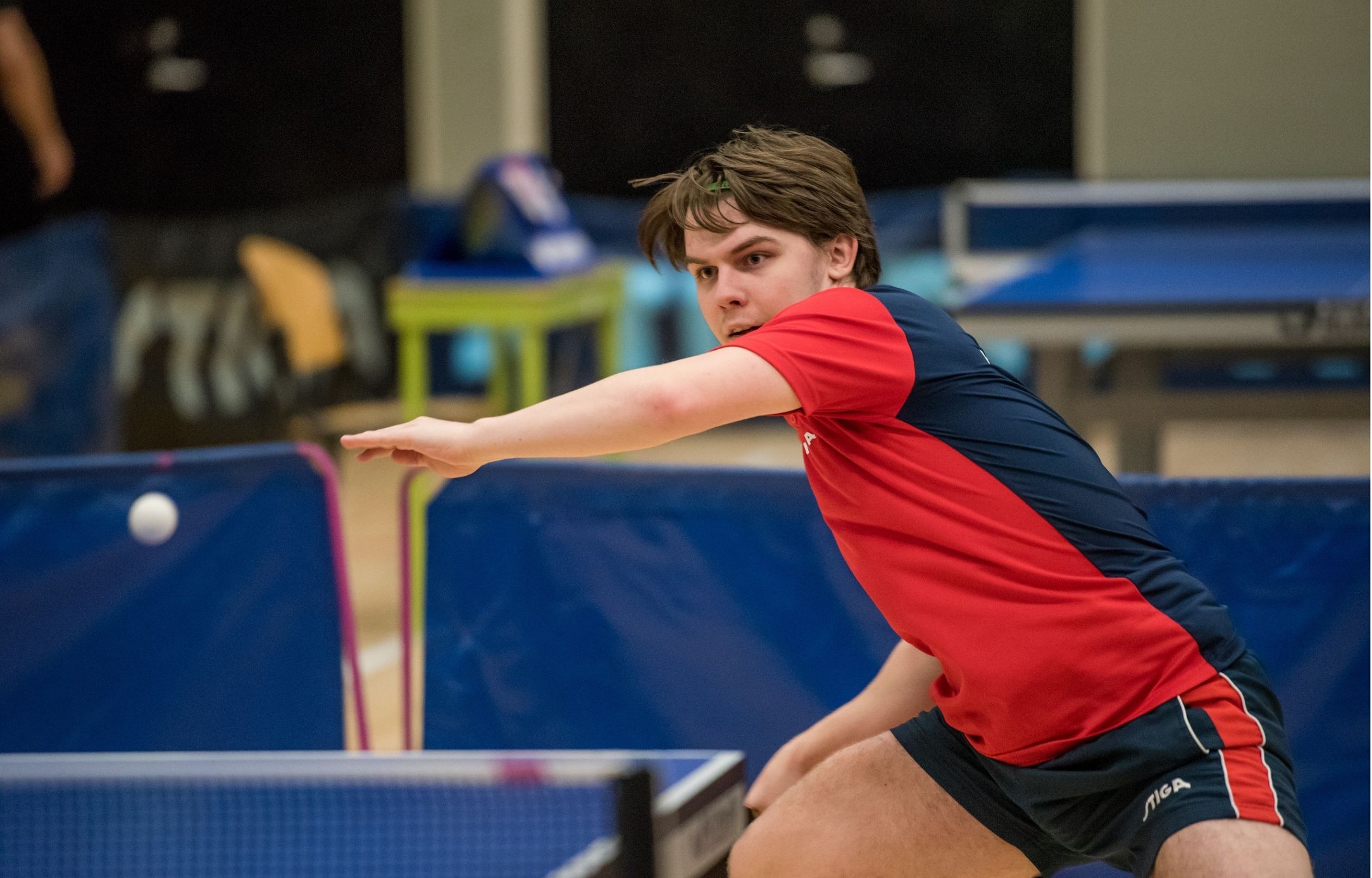 Bordtennisspiller følger bolden tæt under en kamp ved Bordtennisfestival 2025 i Roskilde Kongres- og Idrætscenter