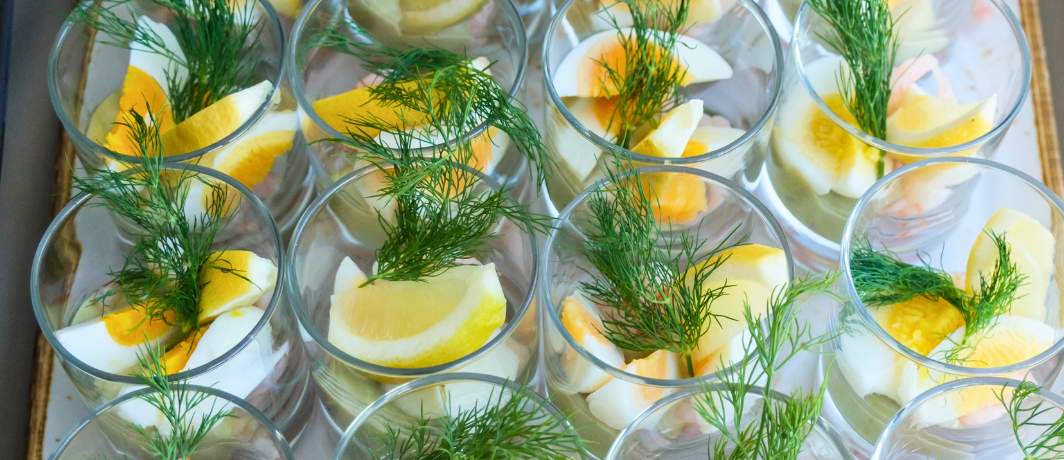 Æg Og Rejer Med Hjemmerøt Mayo I Portionsglas