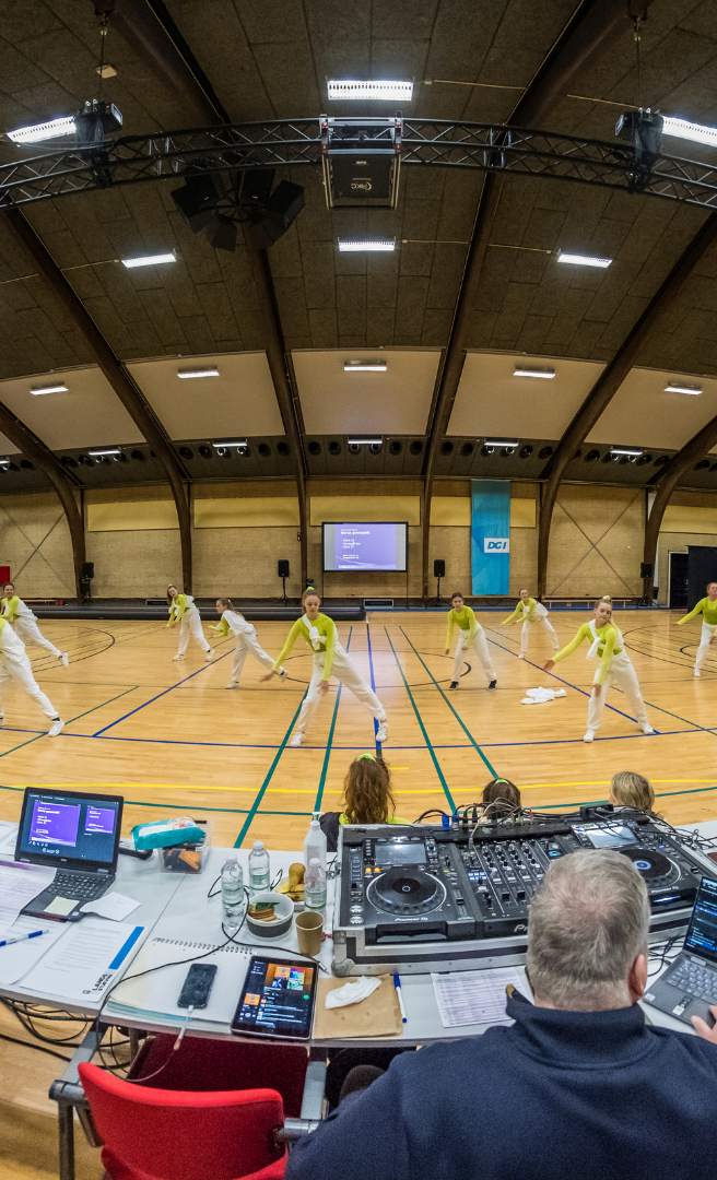 Gymnastikopvisning i sportshal.