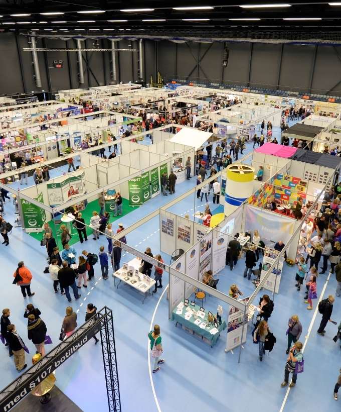 Fagmesse i Roskilde Kongres- og Idrætscenter Fagmesse i Roskilde Kongres- og Idrætscenter med mange udstillingsstande og besøgende i den store messehal.