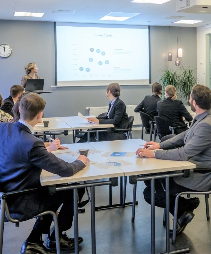 Kursuscenter på Sjælland med moderne konferencefaciliteter Kursuslokale i Roskilde Kongres- og Idrætscenter på Sjælland med deltagerne samlet til oplæg og præsentation i professionelle rammer.