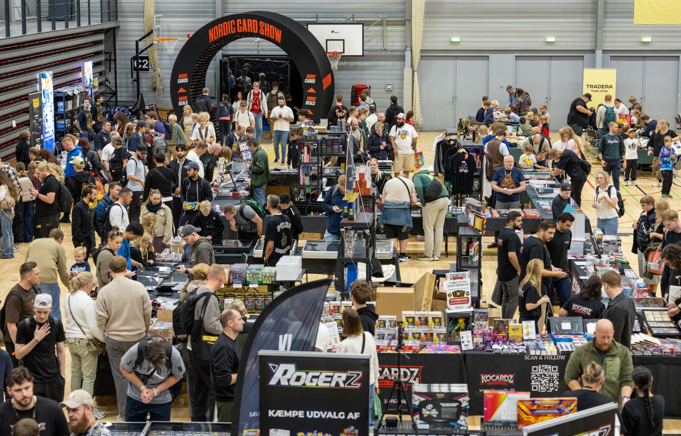 Besøgende og udstillere blandt stande med samlekort og merchandise under Nordic Card Show i Hal C i Roskilde Kongres- og Idrætscenter.