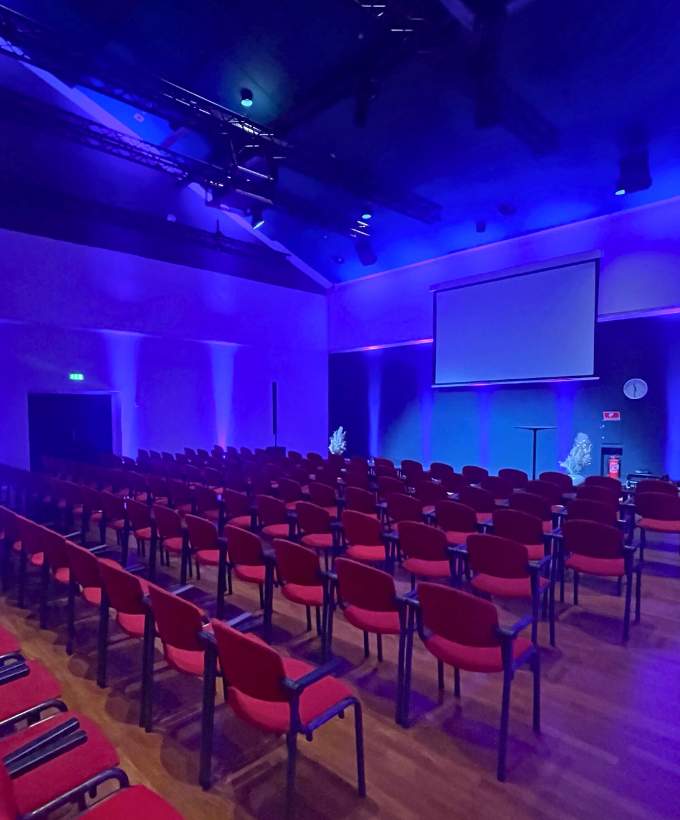 Sal A2 biografopstilling oplyst med blåt lys