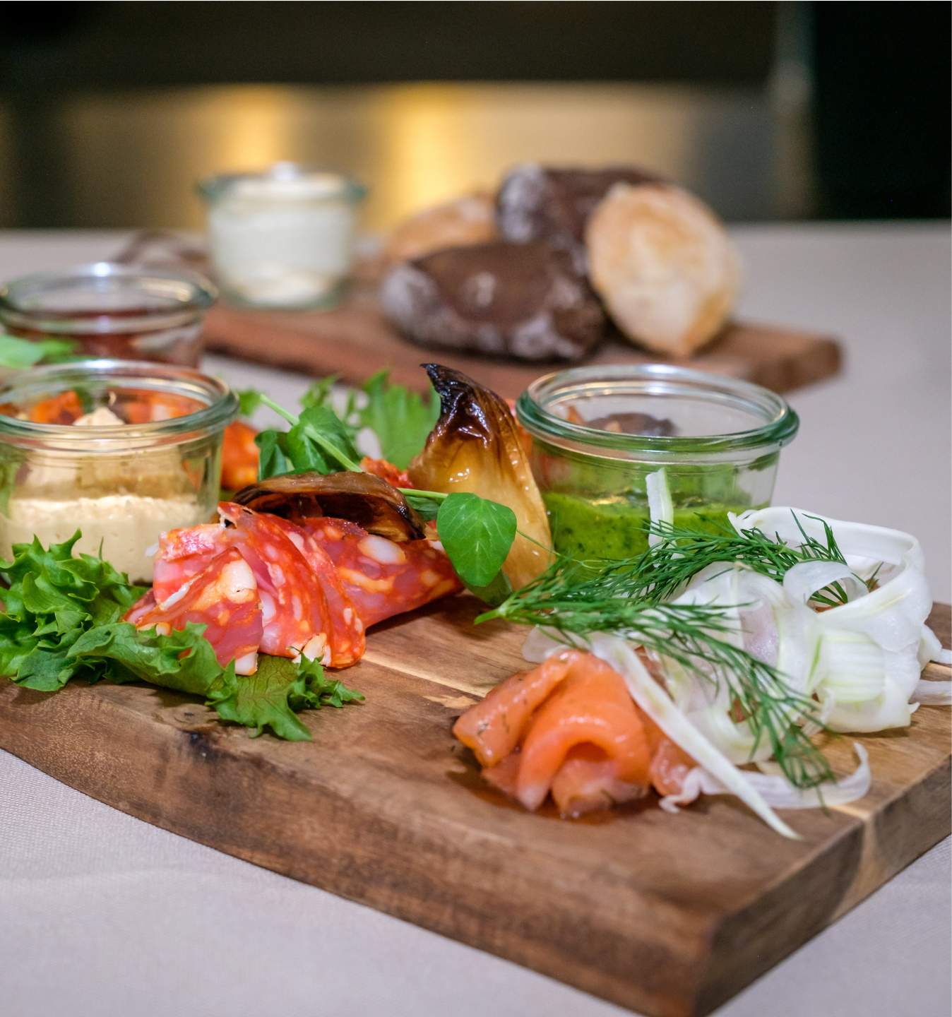 Tapasbræt for to med delikatesser, brød, vin og øl