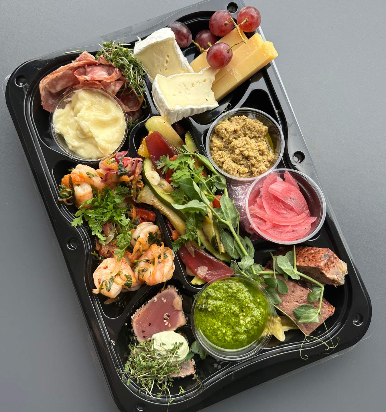 Begynd aftenen med et lækkert tapasbræt for to hos Café Gro Tapas for to – en smagfuld start på aftenen. Vi serverer 5 nøje udvalgte delikatesser, ledsaget af et glas vin eller øl til hver.