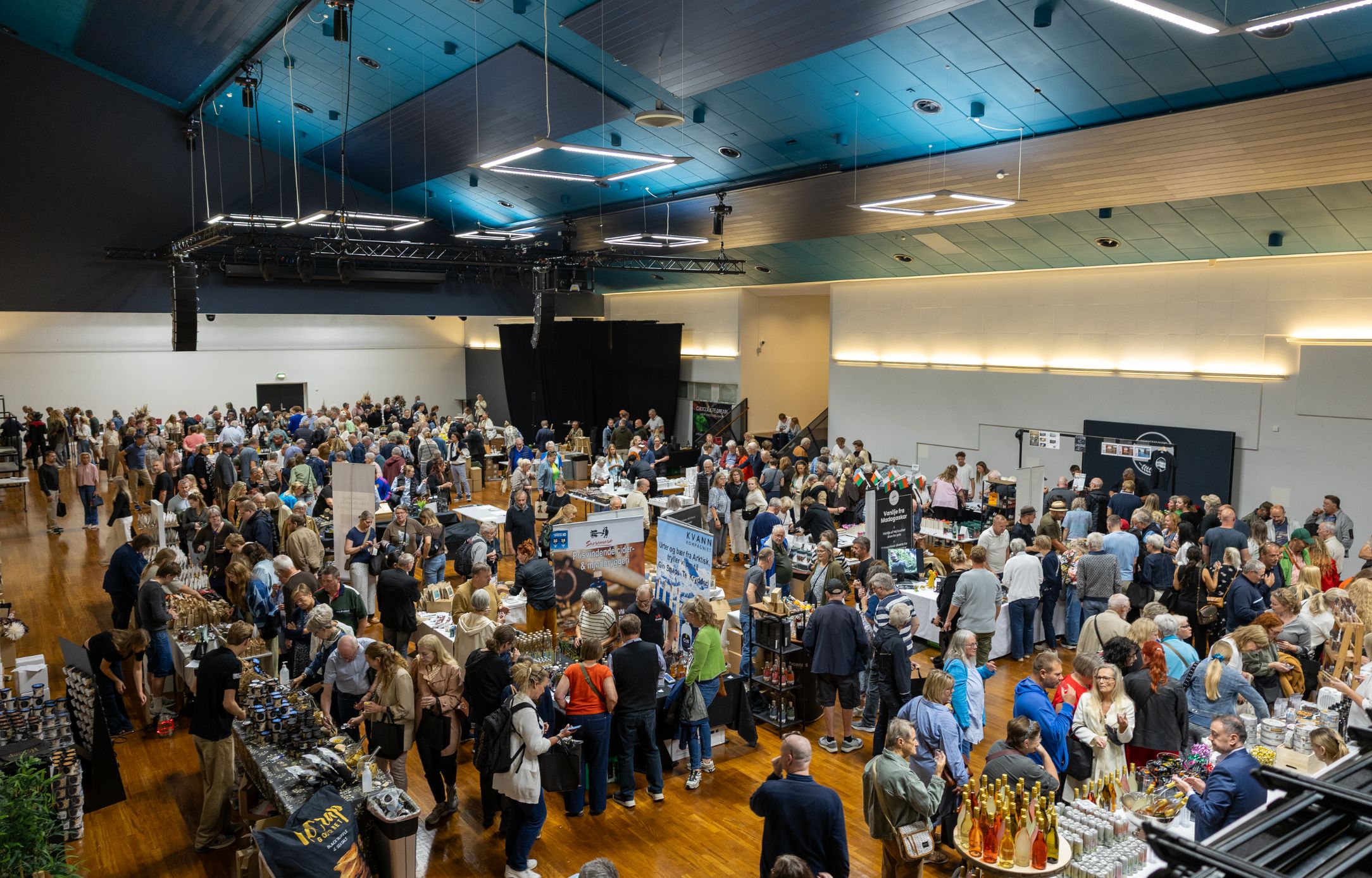 Besøgende og udstillere samlet til Gourmet Festival i Sal A i Roskilde Kongres- og Idrætscenter.