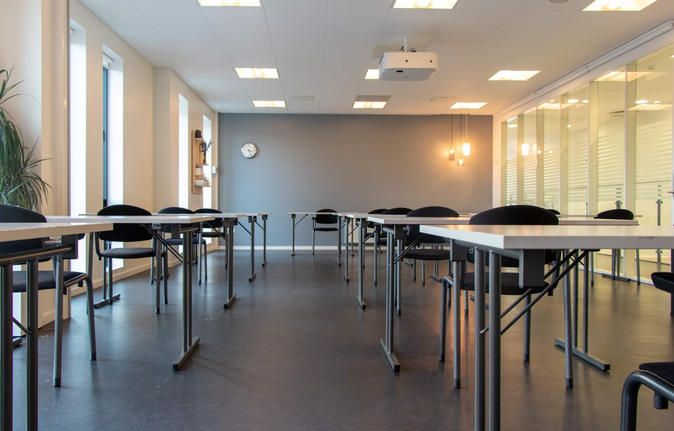 Roar, mødelokale, skoleborde Roar, mødelokale, skoleborde