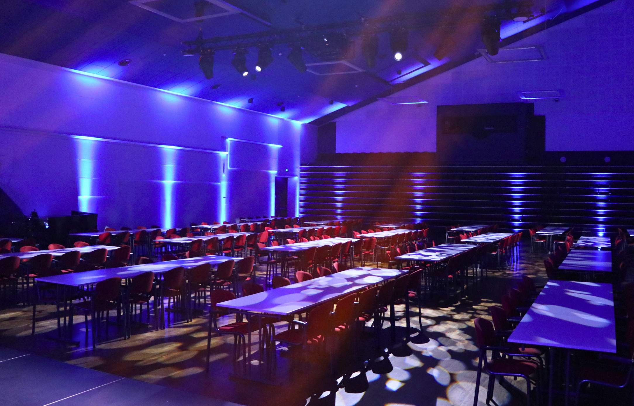 Langborde oplyst i dramatisk blåt lys i Sal A1