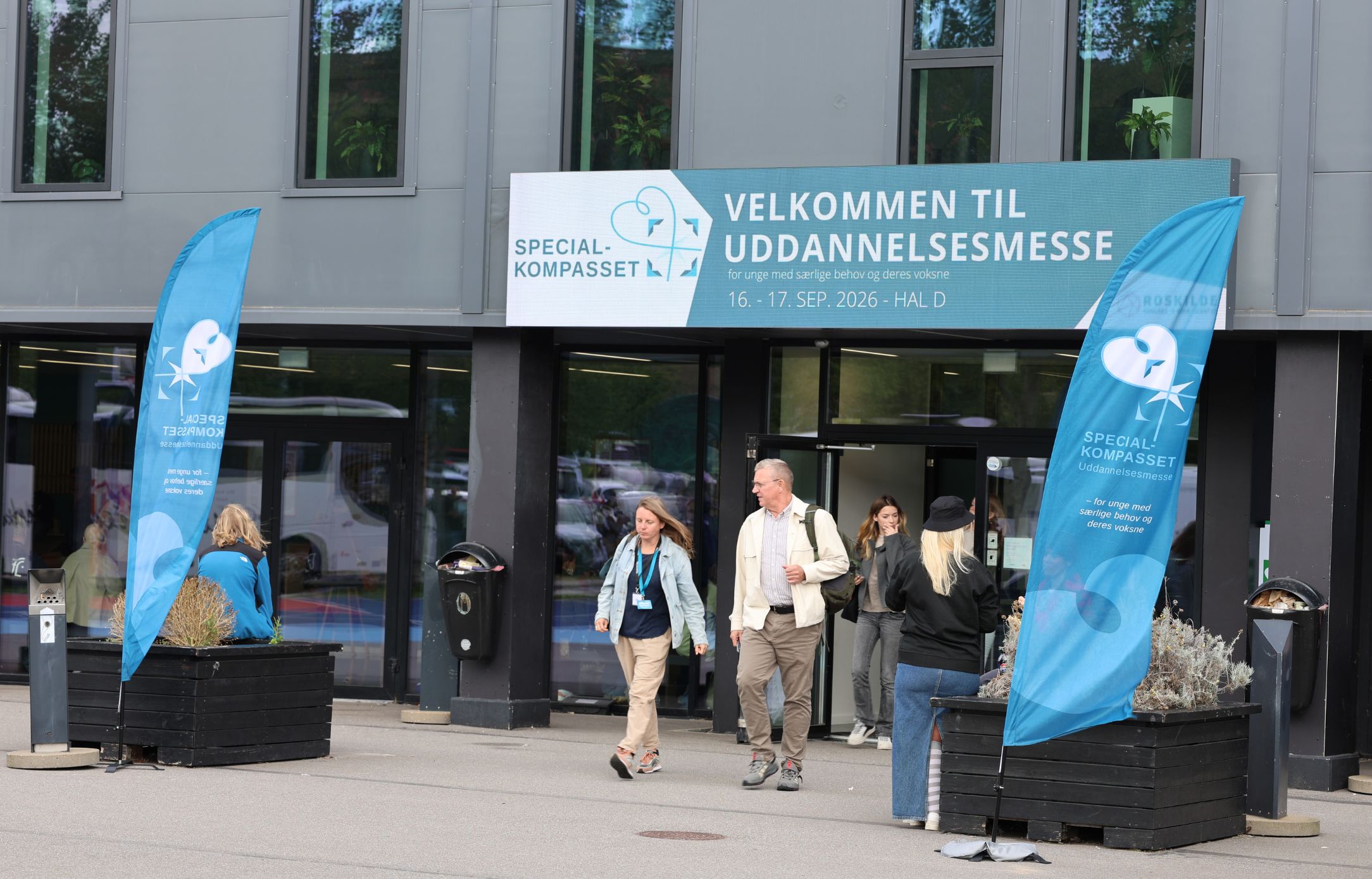 Besøgende ved indgangen til Roskilde Kongres- og Idrætscenter under Specialkompassets uddannelsesmesse 2026