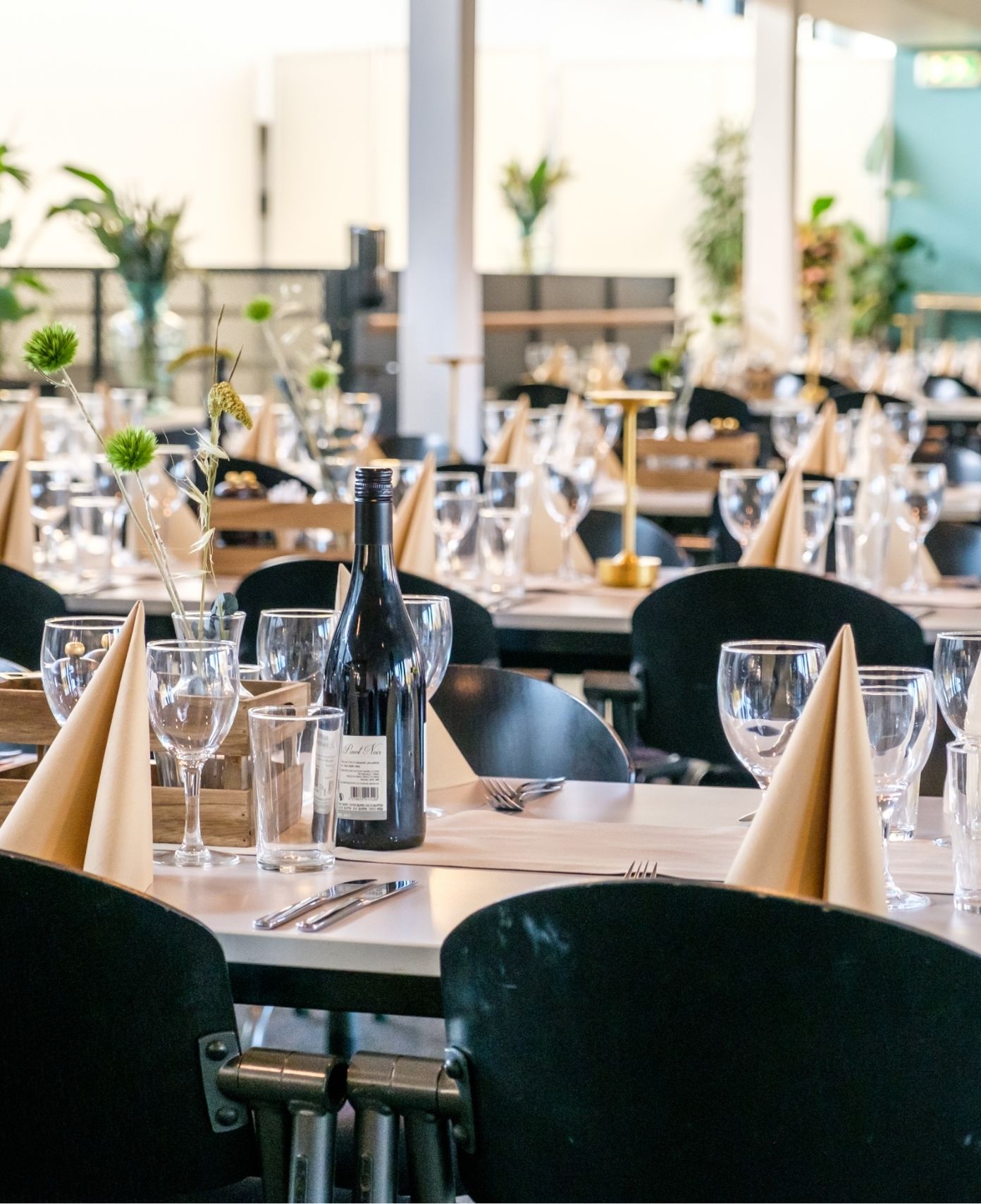 Opdækkede borde i restauranten i Roskilde Kongres- og Idrætscenter klar til event og forplejning.