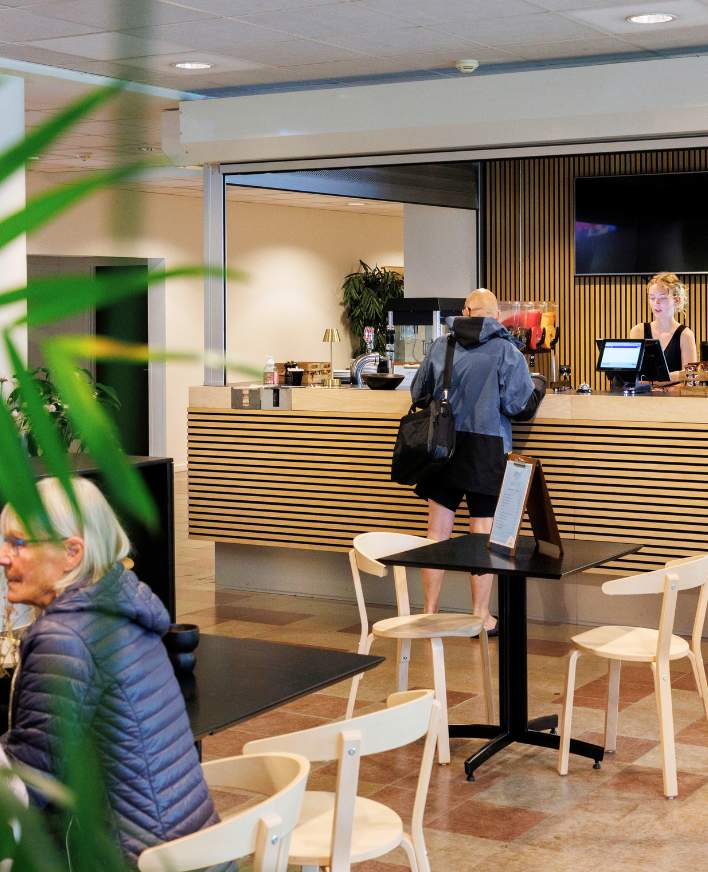 Gæst bestiller mad og drikke i Café Gro