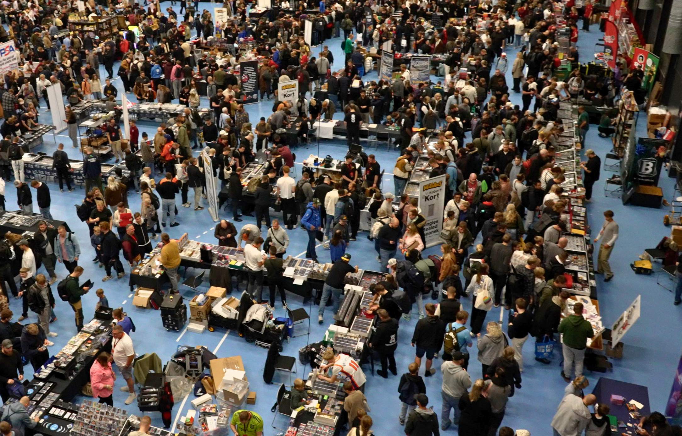 Mange besøgende samlet mellem salgsstande under en messe i Hal D.