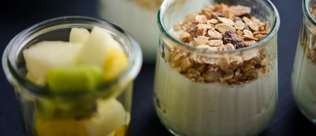 Yoghurtshot med sprød müesli og marinerede bær