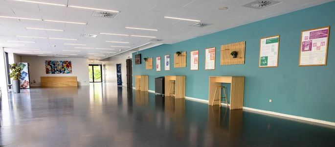 Foyer vest i Roskilde Kongres- og Idrætscenter med åbent gulvareal, ståborde og plads til pauser, networking og mindre udstillinger. 