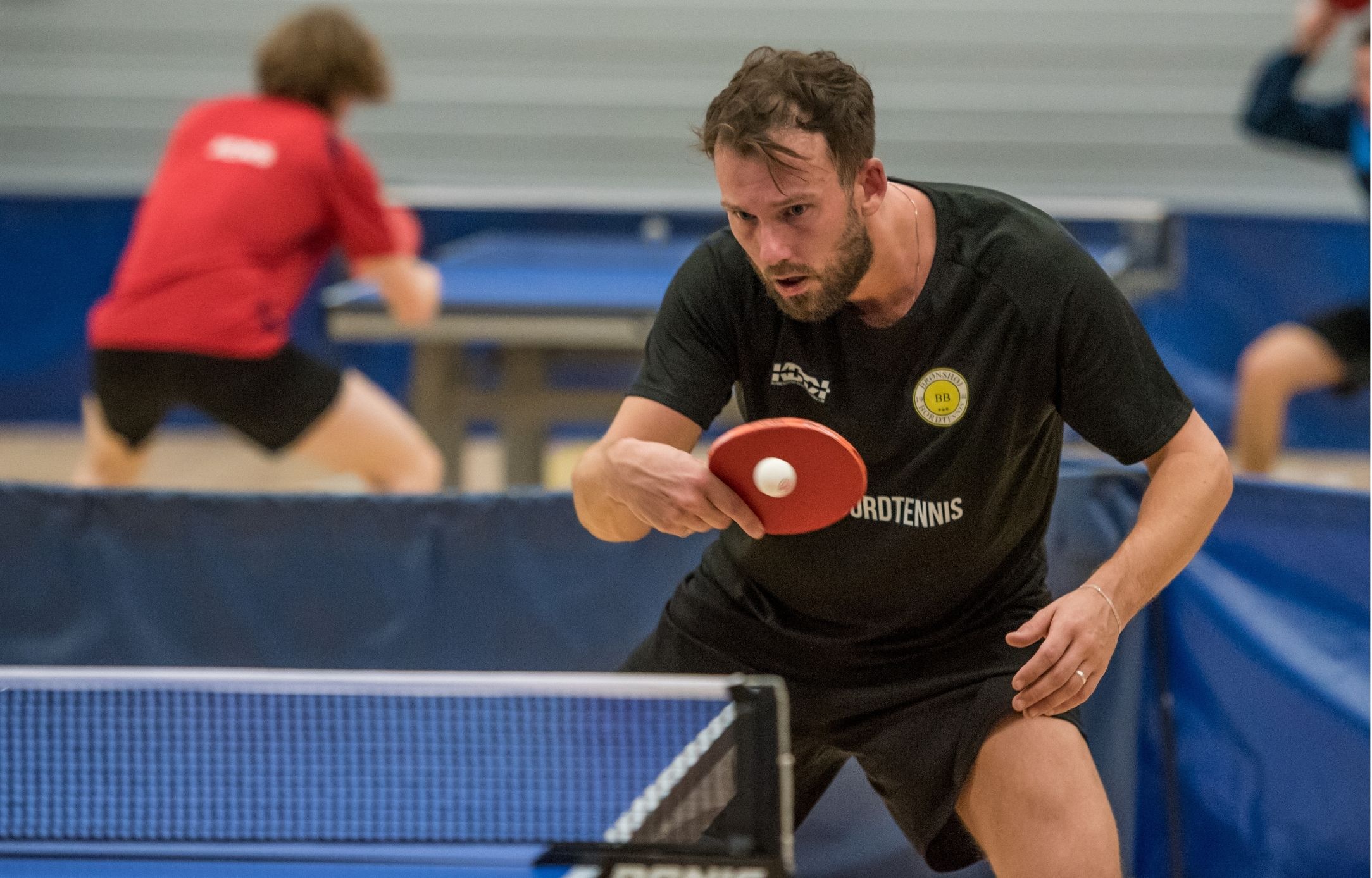 Bordtennisspiller gør klar til at returnere bolden under Bordtennisfestival 2025 i Roskilde Kongres- og Idrætscenter.