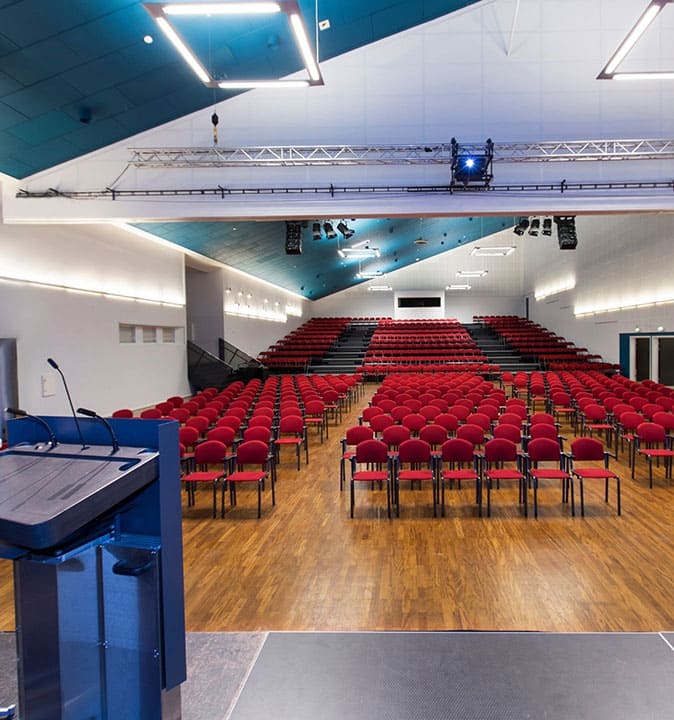 Lyse og rummelig konferencefaciliteter på Sjælland til større events og møder. Lyst og rummeligt konferencecenter på Sjælland med plads til store møder og events.