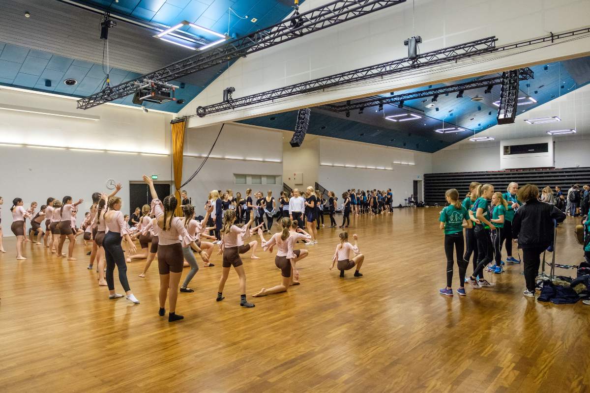 Opvarmning i Sal A ved stort gymnastikarrangement
