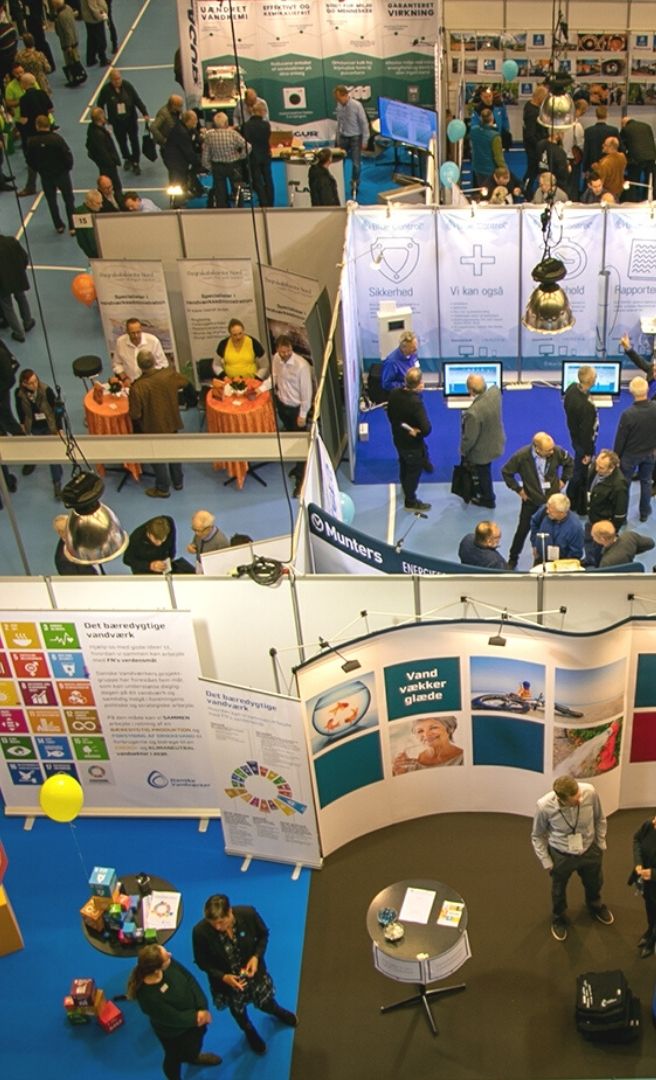 Danske Vandværkers fagmesse i Roskilde Kongrescenter Stande og besøgende ved Danske Vandværkers fagmesse i Roskilde med fokus på bæredygtighed, vandteknologi og fremtidens forsyningsløsninger.