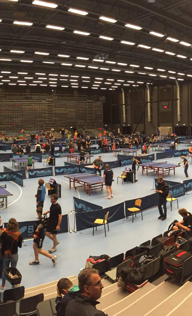 Bordtennisstævne i sportshal.