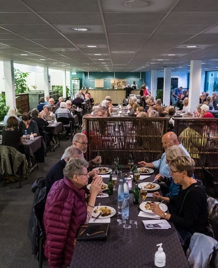 Spisende gaester i restauranten  708 X 872 Px